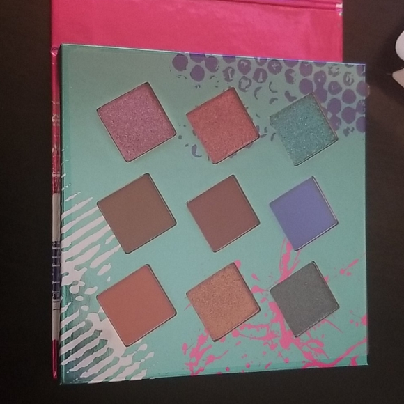 Hank and Henry Living in Color Eyeshadow Palatte - Picture 2 of 5